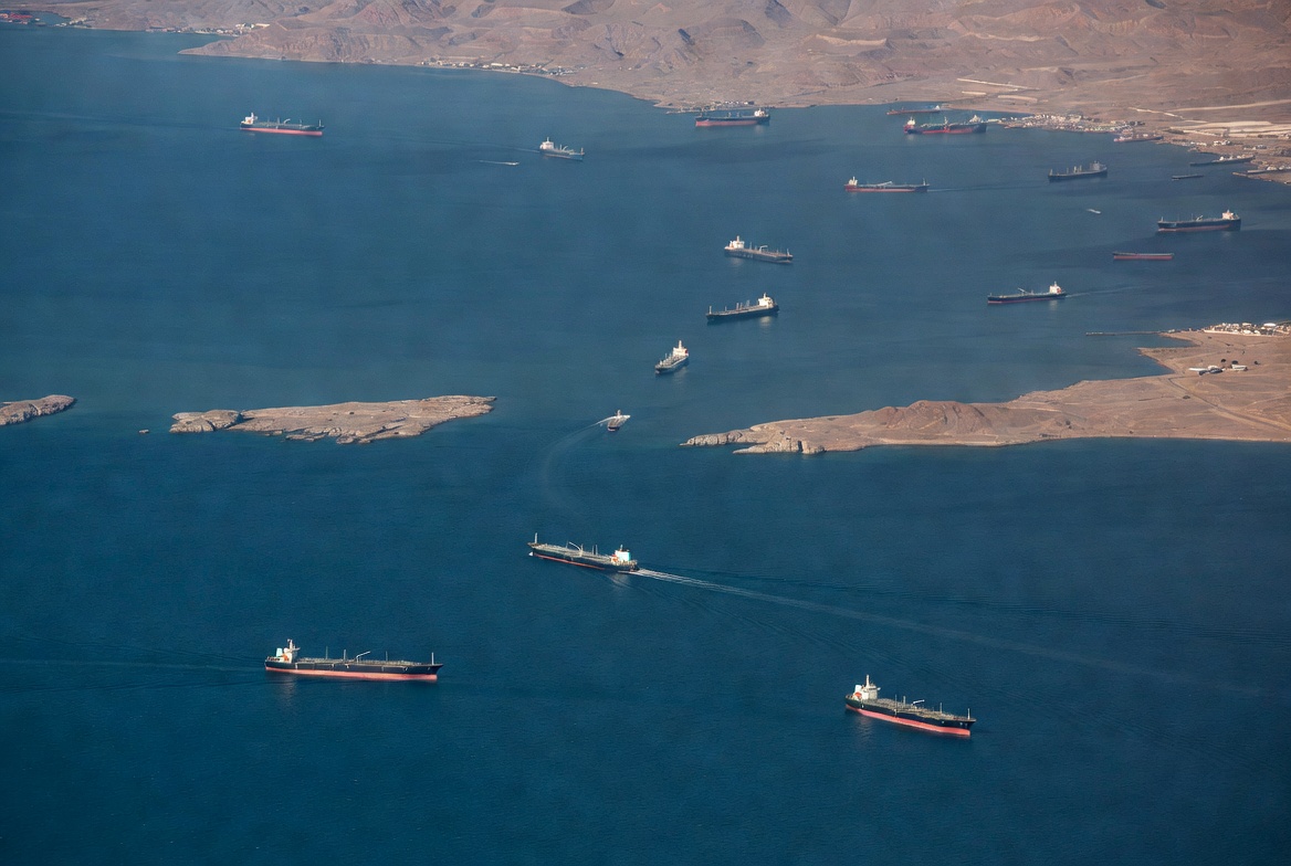 Media for Restricted Access in the Strait of Hormuz: How a Double Blockade Limits Commercial Shipping
